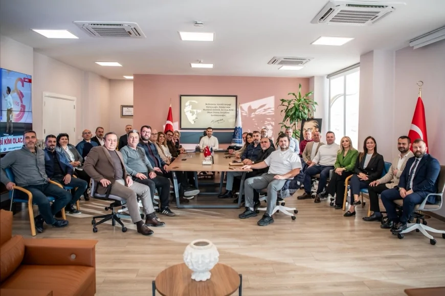 Kuşadası Belediye Başkanı Ömer Günel, iftar programı öncesinde belediye meclis üyeleriyle bir araya geldi.