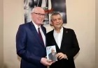 Odunpazarı Belediye Başkanı Kazım Kurt, “Bir Halk Adamının Yolculuğu” Kitabını CHP Genel Başkanı Özgür Özel’e Takdim Etti