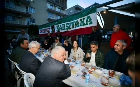 Karşıyaka Belediye Başkanı Yıldız Ünsal, Karşıyaka Taraftarlar Derneği tarafından Osman Bey Parkı’nda düzenlenen iftar programına katıldı.