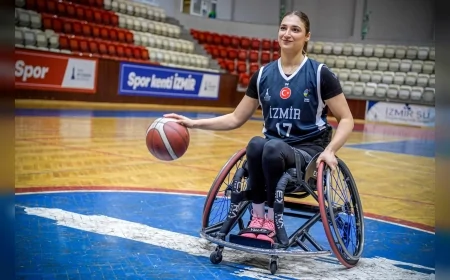 İzmir Büyükşehir Belediyesi Spor Kulübü Tekerlekli Sandalye Basketbol Takımı’nda Medine Alper: “Yeniden yaşamayı seçtim”