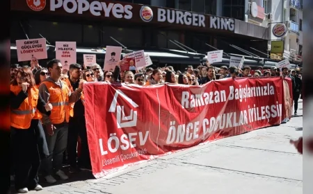 LÖSEV İzmir’de Kanserle Mücadele ve 8 Mart Dünya Kadınlar Günü İçin Yürüyüşle Farkındalık Yarattı