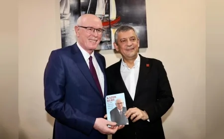 Odunpazarı Belediye Başkanı Kazım Kurt, “Bir Halk Adamının Yolculuğu” Kitabını CHP Genel Başkanı Özgür Özel’e Takdim Etti