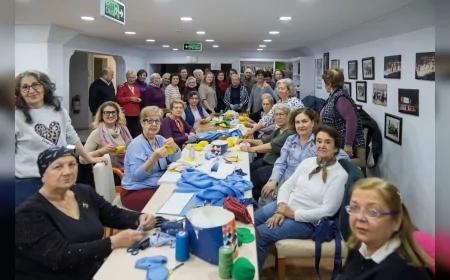 İzmir Büyükşehir Belediyesi Sağlıklı Yaş Alma Merkezi Üyeleri 14 Mart Tıp Bayramı’nda Bebekler İçin El Emeği Oyuncak Üretti