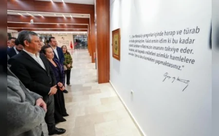 CHP Genel Başkanı Özgür Özel “Sarışın Bir Kurt: Mustafa Kemal Atatürk” Sergisini Ziyaret Etti ve Tarihi Koleksiyona Övgüde Bulundu