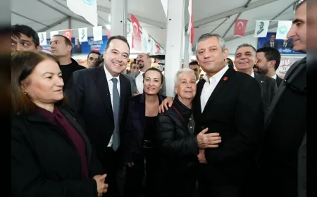 CHP Genel Başkanı Özgür Özel  Manisa Cumhuriyet Meydanı iftar etkinliği ne katıldı.