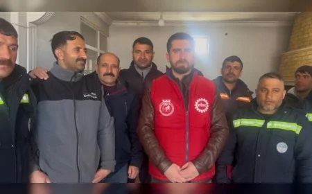 DİSK Karayazı Temsilcisi Gökhan Tutkun Belediye Personeliyle Bayramlaşarak Hediyeler Dağıttı