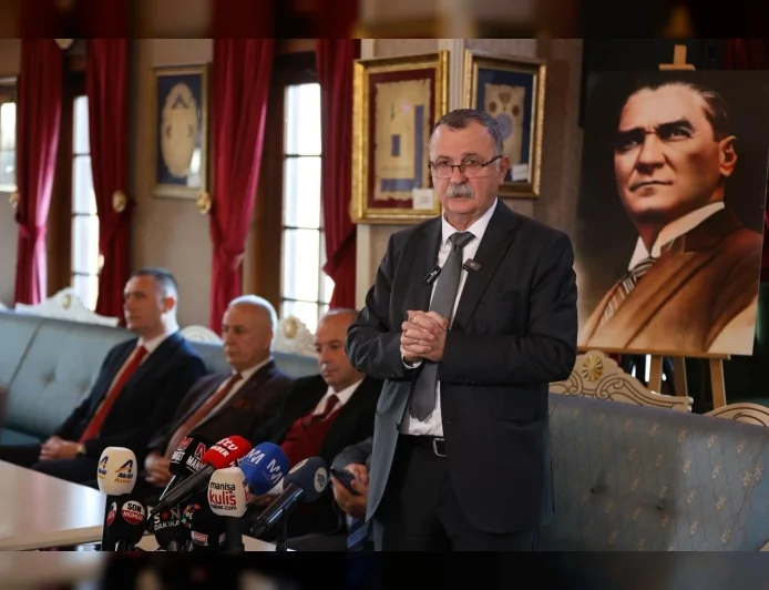 Yunusemre Belediye Başkanı Semih Balaban, aylık basın toplantısında yaptıklarını ve yapacakları hizmetleri anlattı.