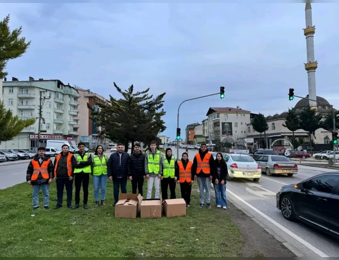 AK Parti Terme Gençlik Kolları Karadeniz Sahil Yolu’nda “İftara 5 Kala” Programıyla Vatandaşlara İftar İkramında Bulundu