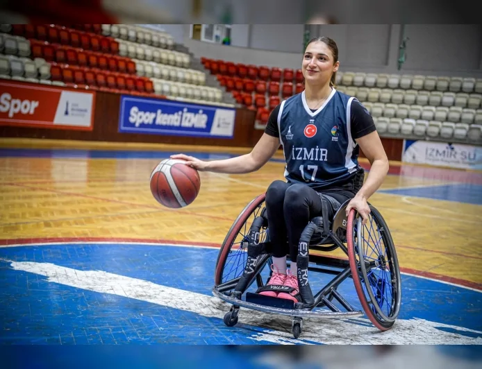 İzmir Büyükşehir Belediyesi Spor Kulübü Tekerlekli Sandalye Basketbol Takımı’nda Medine Alper: “Yeniden yaşamayı seçtim”
