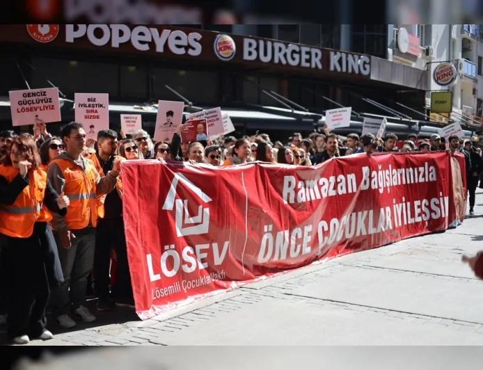 LÖSEV İzmir’de Kanserle Mücadele ve 8 Mart Dünya Kadınlar Günü İçin Yürüyüşle Farkındalık Yarattı