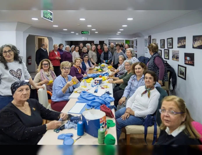 İzmir Büyükşehir Belediyesi Sağlıklı Yaş Alma Merkezi Üyeleri 14 Mart Tıp Bayramı’nda Bebekler İçin El Emeği Oyuncak Üretti