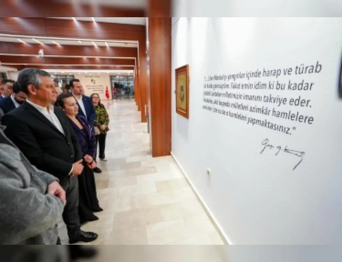 CHP Genel Başkanı Özgür Özel “Sarışın Bir Kurt: Mustafa Kemal Atatürk” Sergisini Ziyaret Etti ve Tarihi Koleksiyona Övgüde Bulundu
