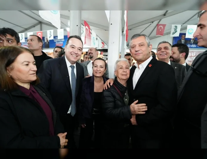 CHP Genel Başkanı Özgür Özel  Manisa Cumhuriyet Meydanı iftar etkinliği ne katıldı.