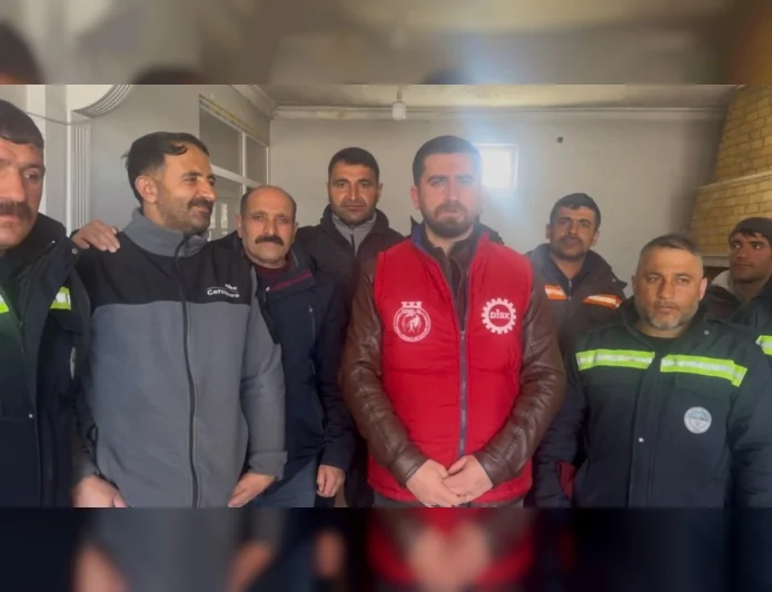 DİSK Karayazı Temsilcisi Gökhan Tutkun Belediye Personeliyle Bayramlaşarak Hediyeler Dağıttı