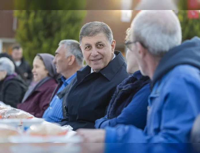 İzmir Büyükşehir Belediye Başkanı Dr. Cemil Tugay: “Bu şehirde birbirine omuz veren kocaman bir aile var”