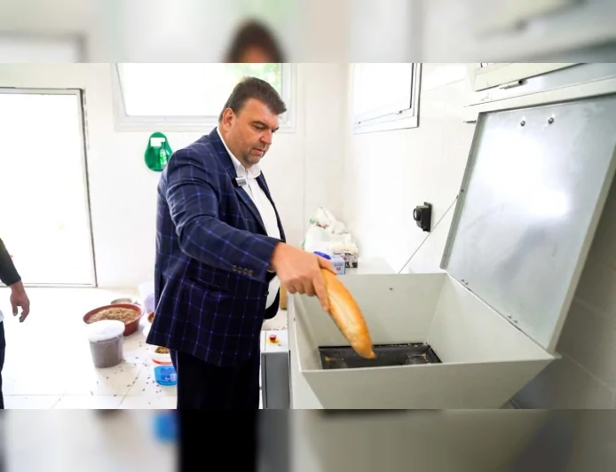 SEFERİHİSAR BELEDİYE BAŞKANI İSMAİL YETİŞKİN: “ÇÖPE GİDEN YEMEKLER ARTIK CAN DOSTLARIMIZA MAMA OLUYOR”