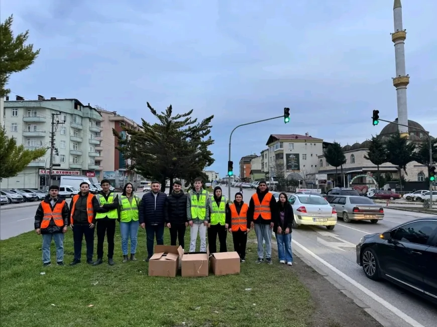 AK Parti Terme Gençlik Kolları Karadeniz Sahil Yolu’nda “İftara 5 Kala” Programıyla Vatandaşlara İftar İkramında Bulundu