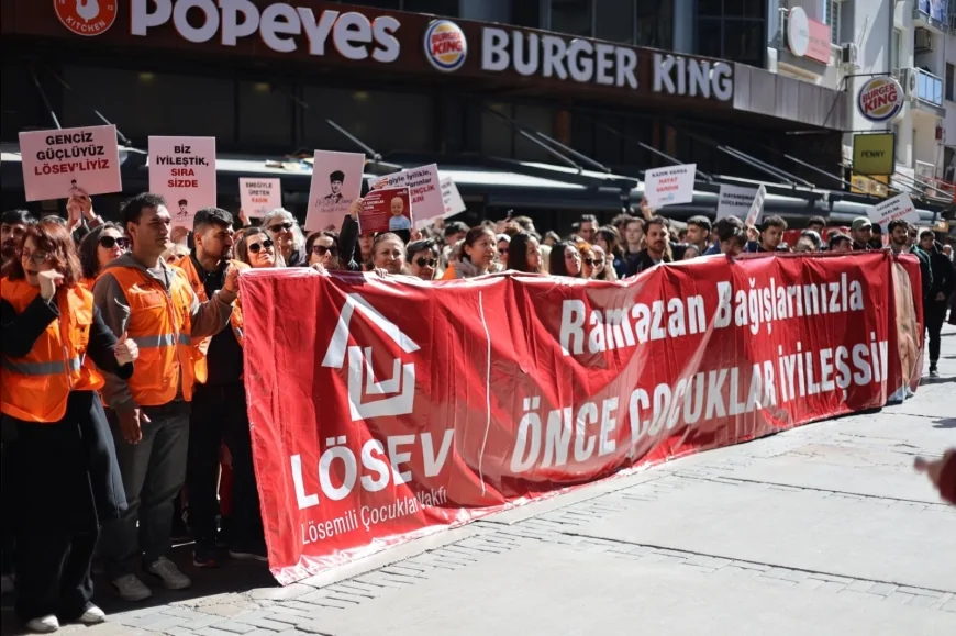 LÖSEV İzmir’de Kanserle Mücadele ve 8 Mart Dünya Kadınlar Günü İçin Yürüyüşle Farkındalık Yarattı