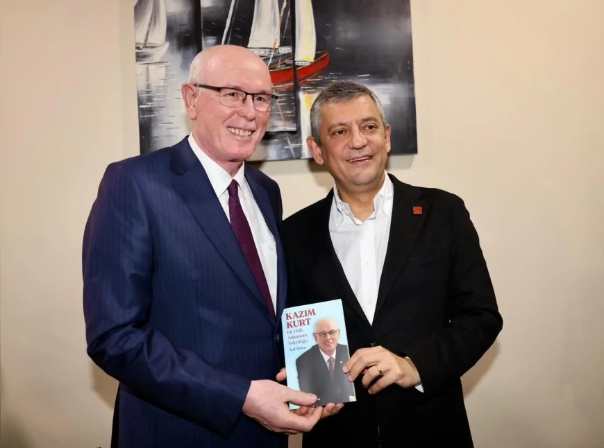 Odunpazarı Belediye Başkanı Kazım Kurt, “Bir Halk Adamının Yolculuğu” Kitabını CHP Genel Başkanı Özgür Özel’e Takdim Etti