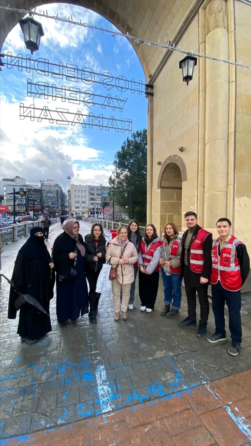 CHP Çarşamba Gençlik Kolları Tarihi Köprü’de Stant Açtı: “Katlanmak Zorunda Değilsin” Kampanyasıyla Üye Çalışması Yapıldı