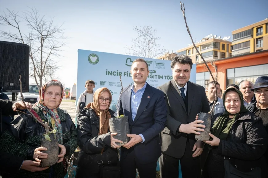 Balıkesir Büyükşehir Belediye Başkanı Ahmet Akın, Havran’da düzenlenen İncir Fidanı Dağıtım Töreni’ne katıldı.