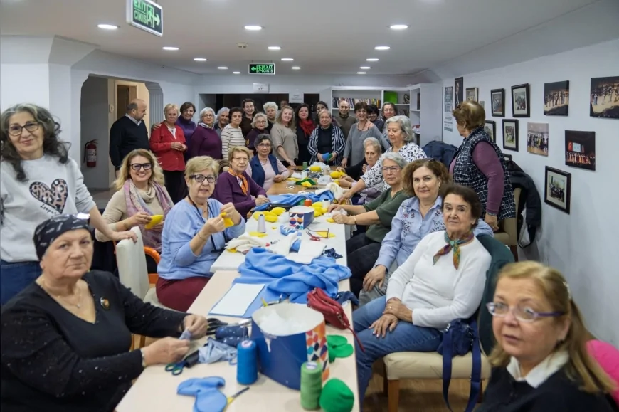 İzmir Büyükşehir Belediyesi Sağlıklı Yaş Alma Merkezi Üyeleri 14 Mart Tıp Bayramı’nda Bebekler İçin El Emeği Oyuncak Üretti