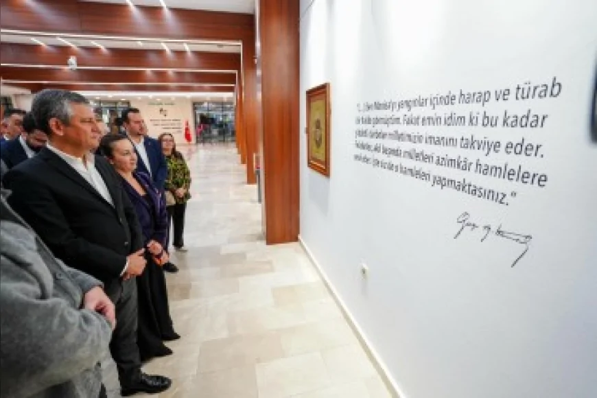 CHP Genel Başkanı Özgür Özel “Sarışın Bir Kurt: Mustafa Kemal Atatürk” Sergisini Ziyaret Etti ve Tarihi Koleksiyona Övgüde Bulundu