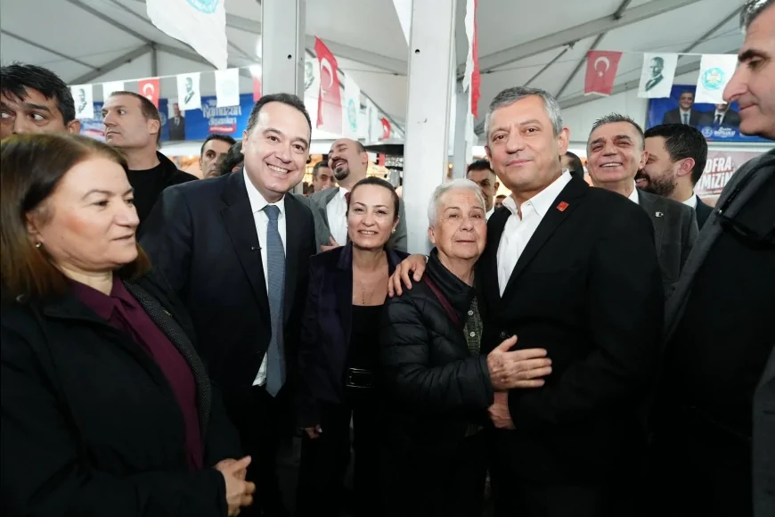 CHP Genel Başkanı Özgür Özel  Manisa Cumhuriyet Meydanı iftar etkinliği ne katıldı.