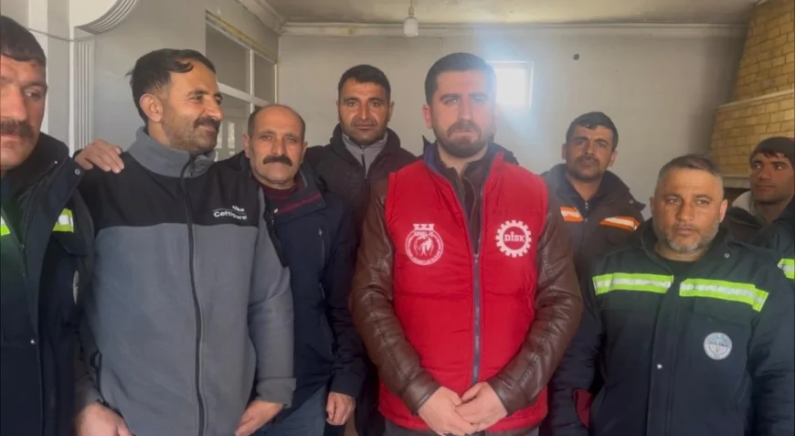 DİSK Karayazı Temsilcisi Gökhan Tutkun Belediye Personeliyle Bayramlaşarak Hediyeler Dağıttı