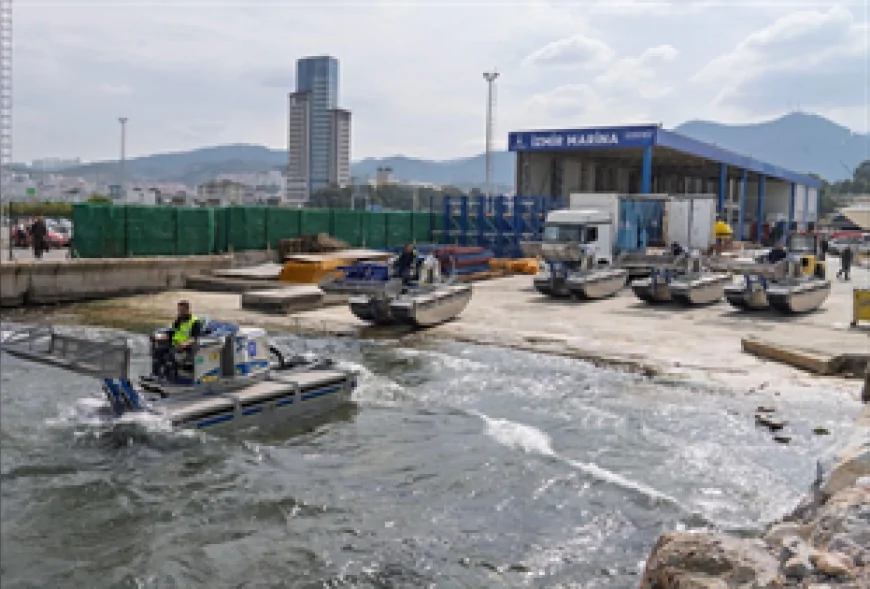 İzmir Büyükşehir Belediyesi Körfez temizliği için 5 amfibi araçla müdahaleyi güçlendiriyor