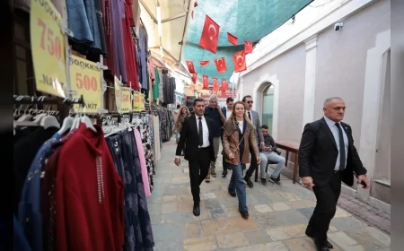 Konak Belediye Başkanı Nilüfer Çınarlı Mutlu, İzmir’in tarihi Kemeraltı Çarşısı’nda esnaf ve vatandaşlarla bir araya geldi.