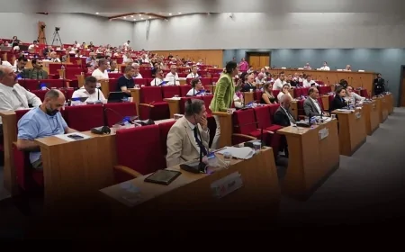 İzmir Büyükşehir Belediyesi Meclisinde yeni dönem görev dağılımı tamamlandı komisyon ve encümen üyeleri belirlendi