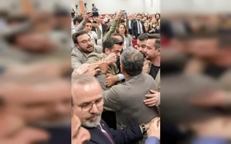 İzmir Büyükşehir Belediye Meclisi’nde faaliyet raporu görüşmeleri sırasında arbede çıktı oylama gerginlik içinde tamamlandı