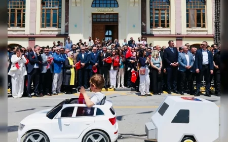 CHP Genel Başkanı Özgür Özel eşiyle birlikte kubbeden mesir saçtı.
