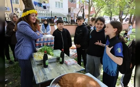 Yunusemre Belediye Başkanı Semih Balaban Zeynep’in çiğköfte etkinliği talebini yerine getirdi