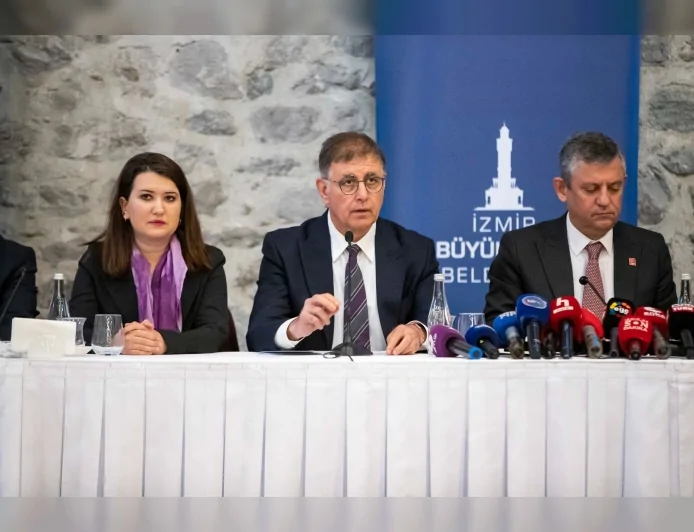 CHP Genel Başkanı Özgür Özel İzmir’de Roman Yurttaş Meclisi ile buluştu “Parlamentoda Roman olmaması ayıptır”