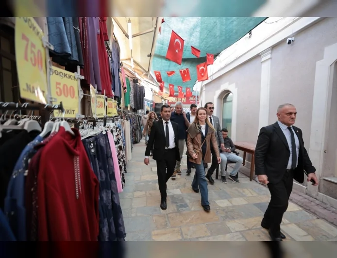 Konak Belediye Başkanı Nilüfer Çınarlı Mutlu, İzmir’in tarihi Kemeraltı Çarşısı’nda esnaf ve vatandaşlarla bir araya geldi.