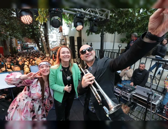 . Başkan Nilüfer Çınarlı Mutlu, Karataş’taki tarihi sokakta gerçekleştirilen etkinliğin geleneksel hale geleceğini açıkladı.