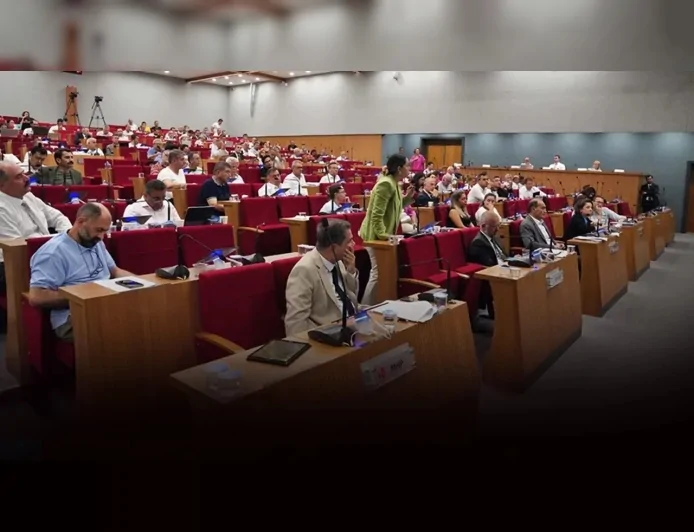 İzmir Büyükşehir Belediyesi Meclisinde yeni dönem görev dağılımı tamamlandı komisyon ve encümen üyeleri belirlendi