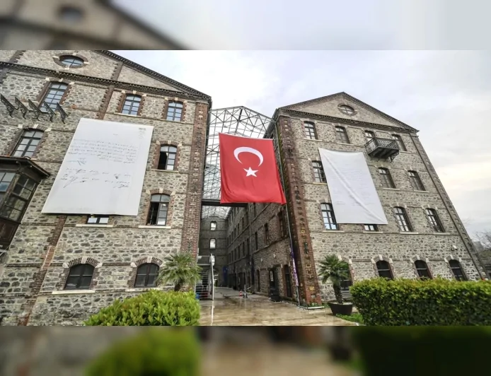 Meslek Fabrikası ile ilgili konuşan AK Parti Grup Başkanvekili Hakan Yıldız, “İzmir Büyükşehir Belediyesi şapkasını önüne alıp düşünsün.