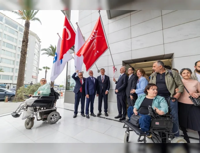 İzmir Büyükşehir Belediye Başkanı Dr. Cemil Tugay: “Erişilebilirlik temel haktır” İZTO’ya 3 yıldızlı Kırmızı Bayrak verildi