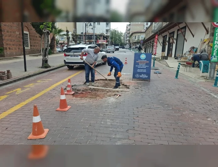 Büyükşehir Belediyesi asfalt, kaldırım, boyama ve yol çizgi çalışmalarıyla kenti hazırlıyor.