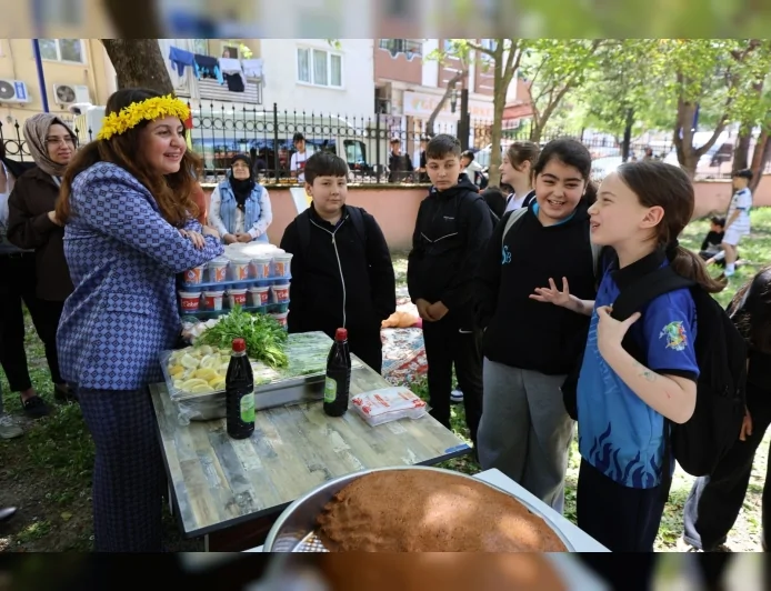 Yunusemre Belediye Başkanı Semih Balaban Zeynep’in çiğköfte etkinliği talebini yerine getirdi