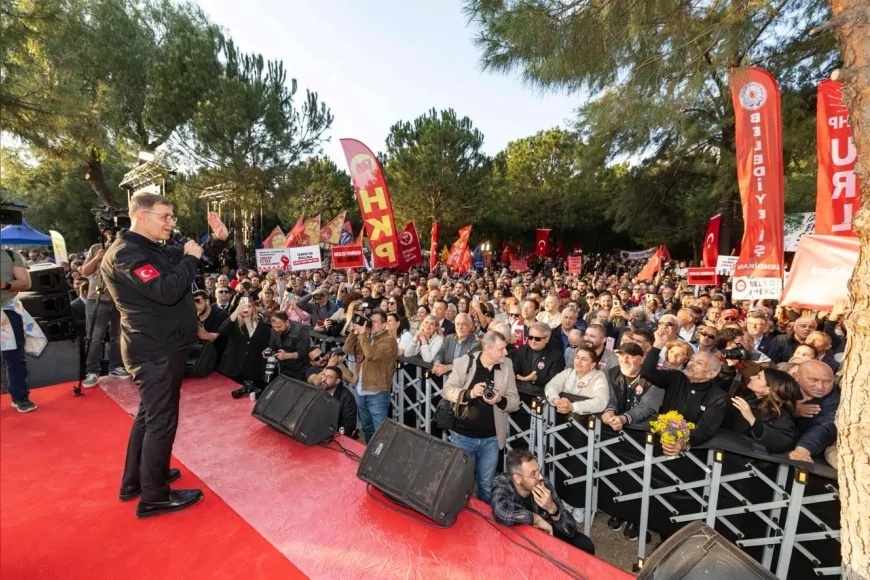İzBB Başkanı Cemil Tugay’dan Meslek Fabrikası mitinginde sert çıkış “Vakıflar Genel Müdürü kimden teklif aldın”