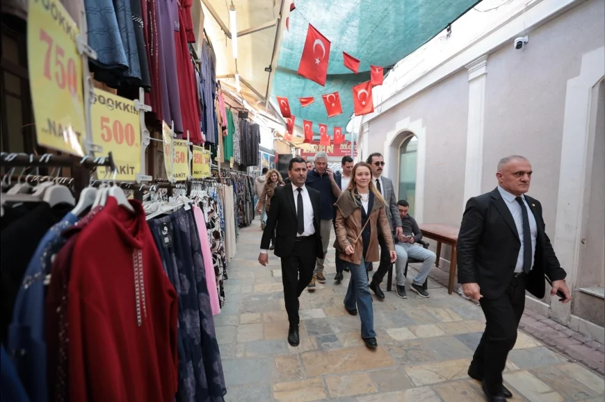 Konak Belediye Başkanı Nilüfer Çınarlı Mutlu, İzmir’in tarihi Kemeraltı Çarşısı’nda esnaf ve vatandaşlarla bir araya geldi.