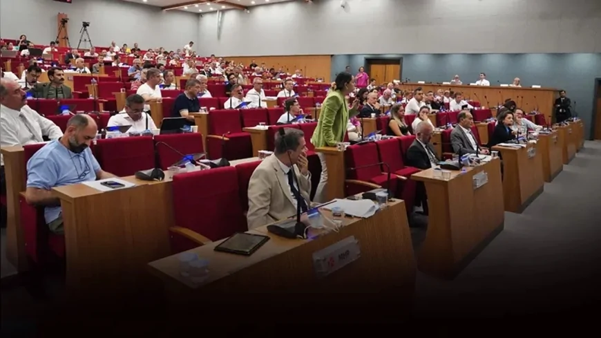 İzmir Büyükşehir Belediyesi Meclisinde yeni dönem görev dağılımı tamamlandı komisyon ve encümen üyeleri belirlendi
