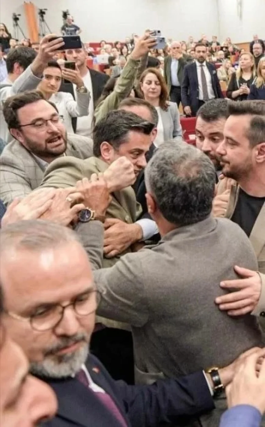 İzmir Büyükşehir Belediye Meclisi’nde faaliyet raporu görüşmeleri sırasında arbede çıktı oylama gerginlik içinde tamamlandı