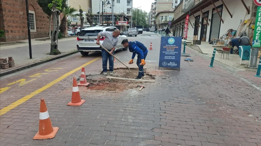 Büyükşehir Belediyesi asfalt, kaldırım, boyama ve yol çizgi çalışmalarıyla kenti hazırlıyor.