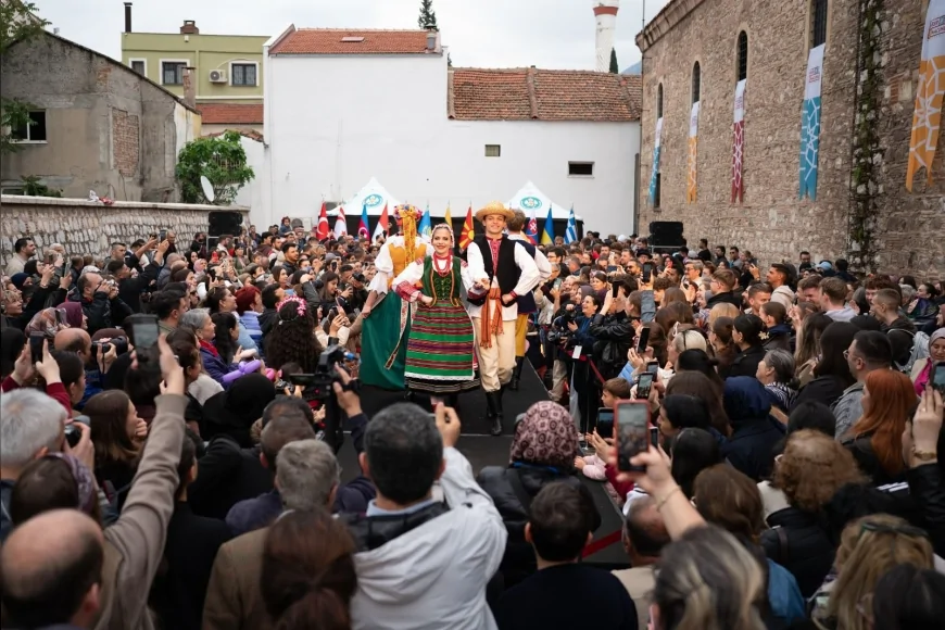 “Kültür Defilesi”, farklı coğrafyalardan gelen kültürel mirası aynı sahnede buluşturdu.