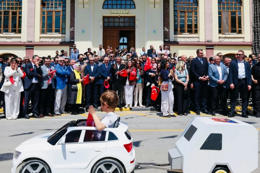CHP Genel Başkanı Özgür Özel eşiyle birlikte kubbeden mesir saçtı.